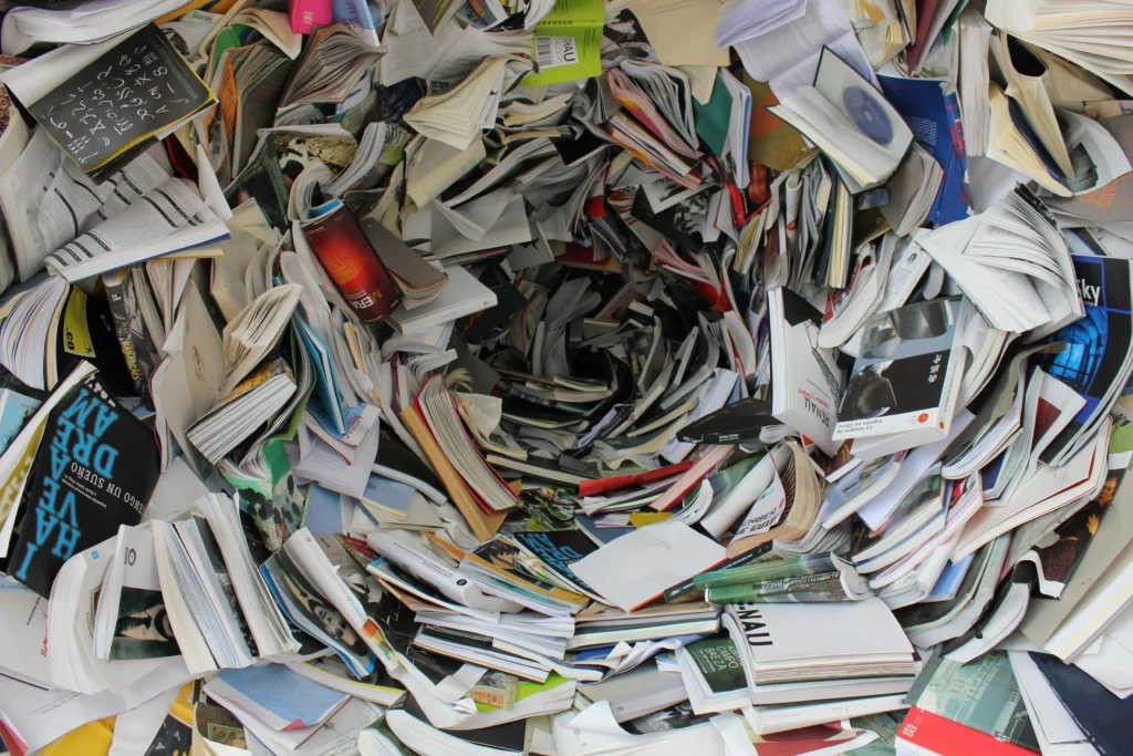 Accumulo caotico di libri che formano una spirale, simbolo della confusione mentale e del pensiero ossessivo tipico del disturbo ossessivo compulsivo – psicologo a Padova e psicologo a Piove di Sacco specializzato in ansia e DOC.