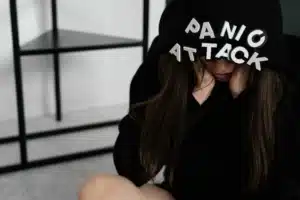 Ragazza piegata dalla paura ha un attacco di panico a Padova.