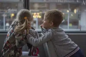 Figli e separazione. Due figli con genitori separati a bordo di un autobus a Padova verso Piove di Sacco