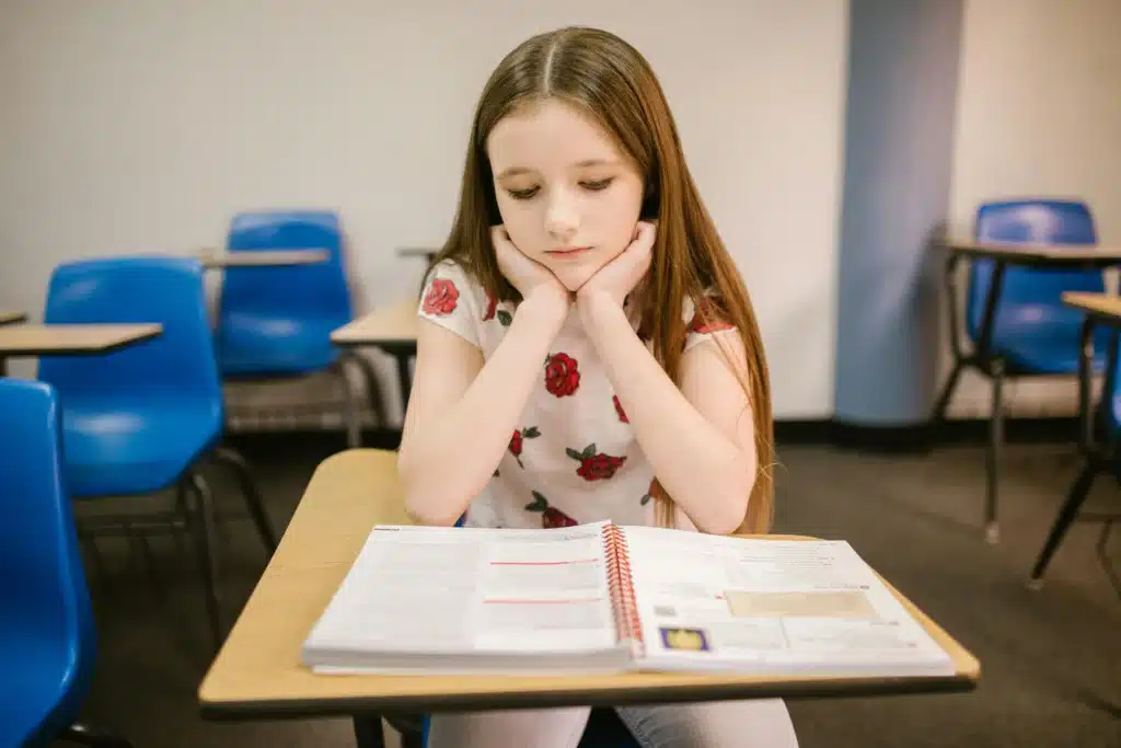 Bambina fa fatica a studiare a scuola a Padova