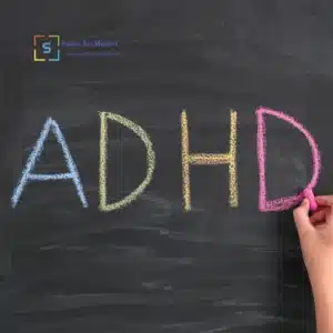 Lavagna nera con scritta ADHD a gessetti colorati e mano che disegna, supporto psicologo ADHD a Padova Santo La Monica.
