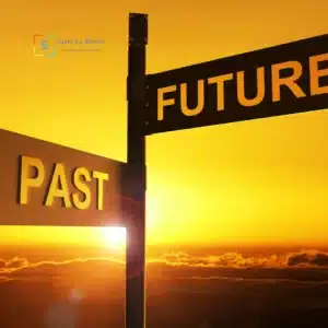 cartelli con scritto "past" e "future"