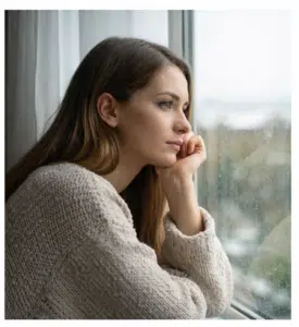 Persona triste che guarda fuori, riflettendo sulla depressione psicologo a Piove di Sacco