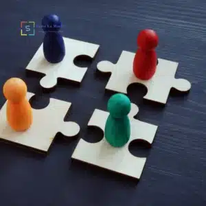 Pedine colorate su pezzi di puzzle su un tavolo scuro, metafora di dinamiche relazionali e psicoterapia di coppia.