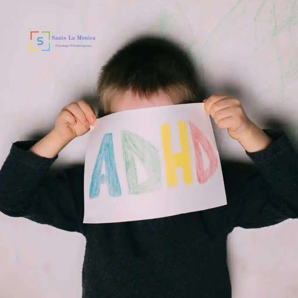 Ragazzo con foglio in mano con scritto "ADHD"