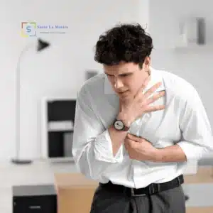 Primo piano di un uomo che stringe il collo e il petto, con espressione di ansia e difficoltà respiratoria.