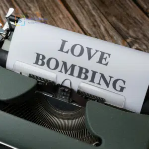 Foglio in una macchina da scrivere con scritto "Love Bombing"